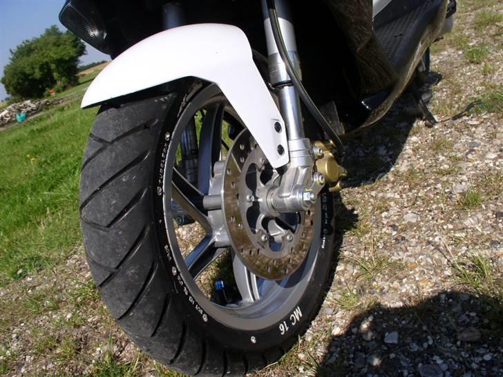 Piaggio NRG Power DT  - Kæmpestore skivebremser, hvid dækskrift :-P billede 5
