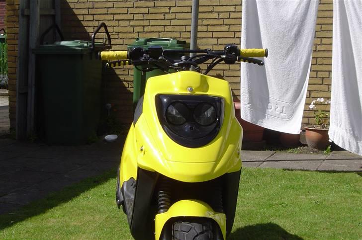 PGO Hot 50 TIL SALG - Forfra - gult frontskjold, sort rundt om lygterne, + evil eyes og sort stylepro bartstyr :b billede 1