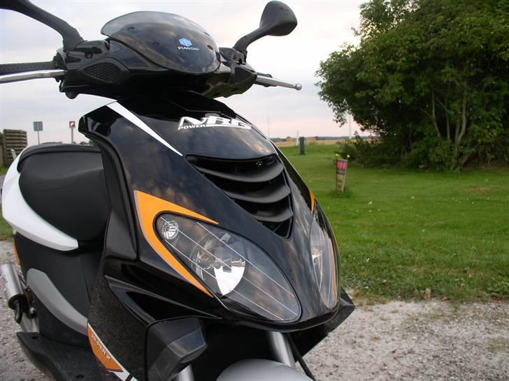 Piaggio NRG Power DT  - Man kan skimte knækken i baggrunden det skal siges den ikke larmer men brummer :-D billede 15