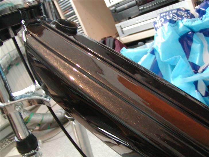 Puch Maxi P Projekt - Jeg har fanget noget af metaleffekten. I solskind ligger er der noget mere metaleffekt i og lakken er næsten så blank som et spejl.    Det gør det jo ikke bedre at den er en smugle støvet på billedet... billede 4