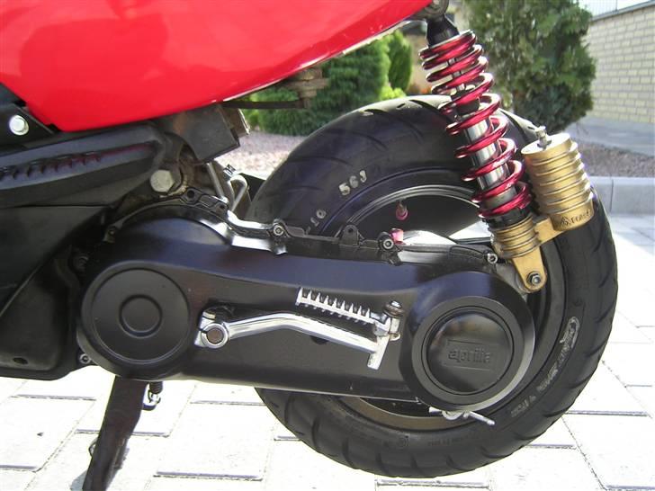 Aprilia sonic GP MS (SOLGT) - Metal sort motor deksel,Chrom kick starter, Rød gastryk støddæmper billede 9