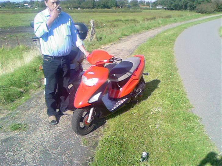 Honda SFX MHR - Scooteren på tur :p Far holder pga. manglende støttefod xD billede 8