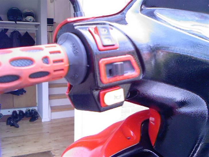 Honda SFX MHR - Detalje :P Malede ´´rammer´´ omkring kontakter og så kan man se mine harris håndtag (: billede 11