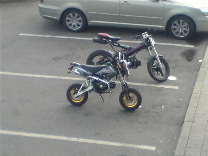 Sinski maxpro motard - Foran Mc´D det er jo standard, vi benyttede li lejligeheden til at tage et billed imens panserne kørte li forbi! :O :P billede 9