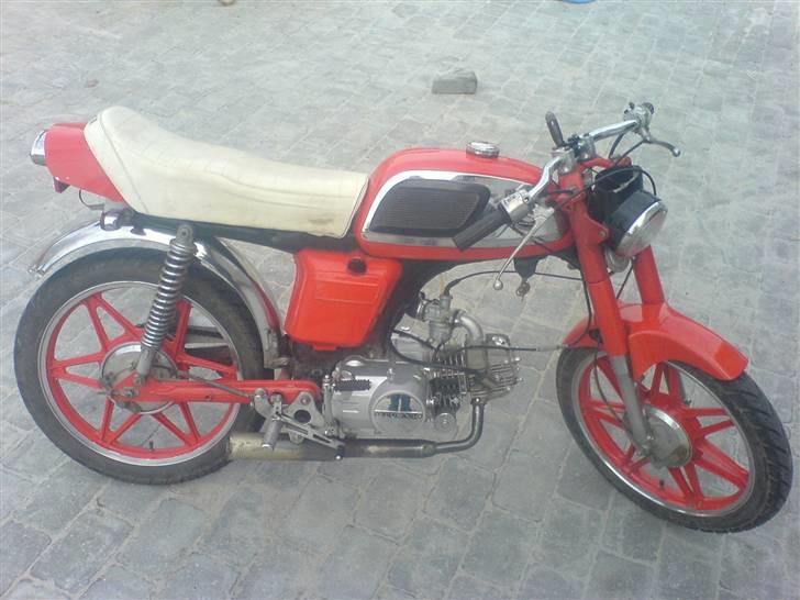 Honda CD50 (Byttet) - som den stod før med 125cc ducar og en tophastighed på ca 110 med vind i ryggen billede 12