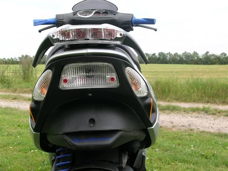 Piaggio NRG Mc3 SOLGT - Klare glas, også i spoilen :) og læg mærke til det lille klistermærke :P billede 11