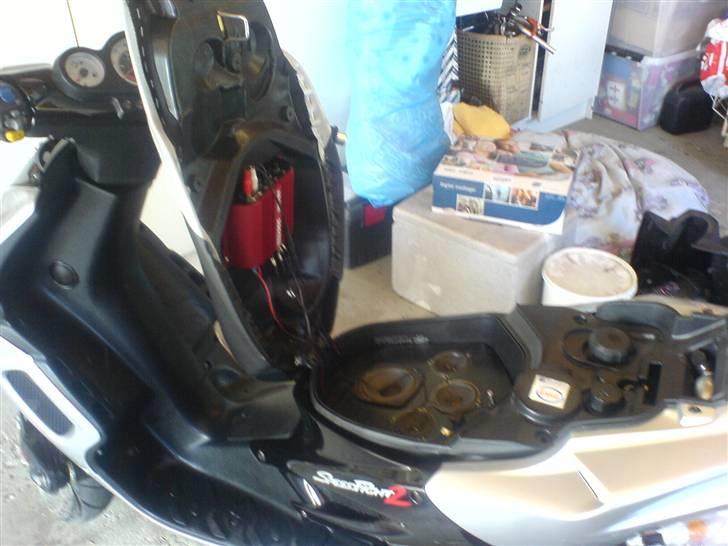 Peugeot Speedfight 2 (MUSIC) - Anlægget med den gamle plade i hjelmrummet, der er lavet en ny. billede 12