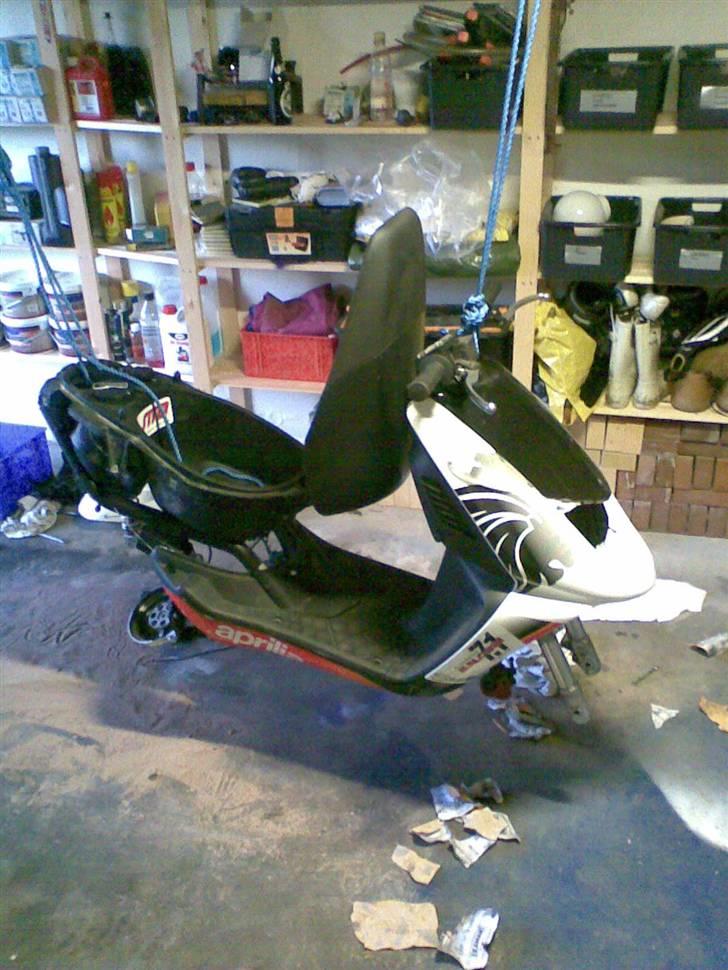 Aprilia Sonic Lc ™ ²ºº7 - Lige for tiden er den hængt, pga skiftning af lejer , krumtap, maling af Blok, polering af forgaffel, osv osv.. (: billede 8
