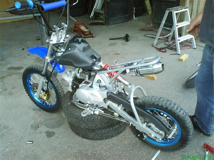 MiniBike 124ccm dirtbike ~solgt~ - .. Så skulle bagdæmperen skiftes ´:) billede 10