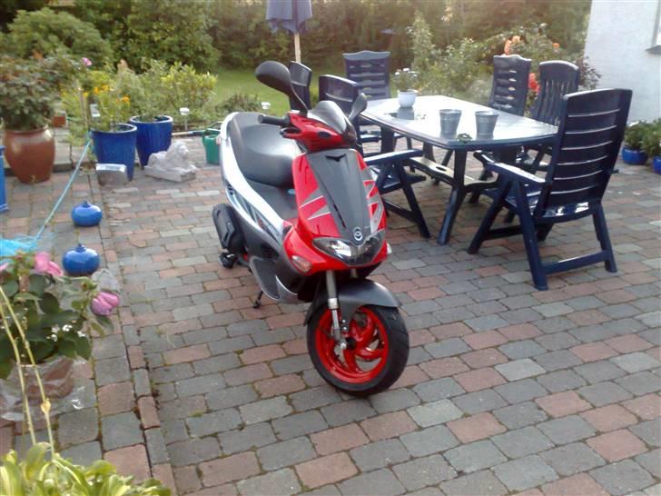 Gilera Runner sp50 STJÅLET :( - I haven.... Helt ny lige hentet fra fabriken.. derfor spejle stadig sad på..  billede 1