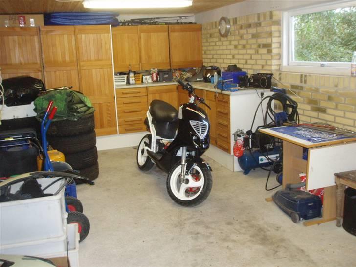 Piaggio Nrg Solgt - her den overnatter. altid opryddet. :D billede 20