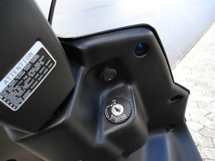 PGO Hot 50 solgt - kontakt til neon og dioder billede 9