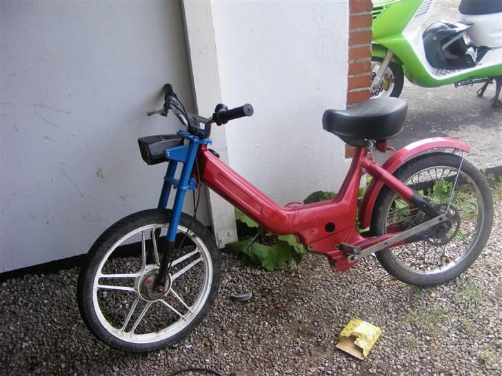 Puch Maxi P (Solgt) - I gang med at samle på det nye stel. Efter et par timers arbejde er vi nået så langt. billede 8