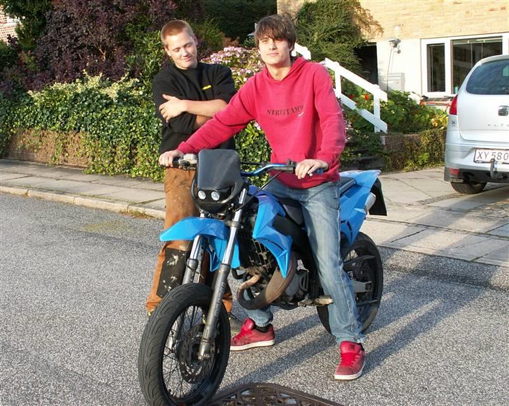 Derbi Senda SM Xtreme (Byttet) - Mig på scooteren og ox ved siden af, en rigtig god ven som hjalp mig med scooteren, tak m8 ;) billede 14