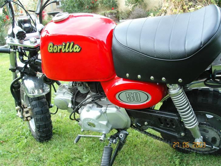 Skyteam Gorilla - close up på siden billede 8