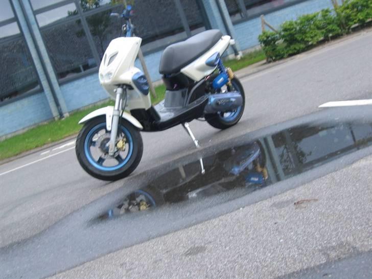 Yamaha slider BYTTET - spejler sig i vandet nyt billede 12