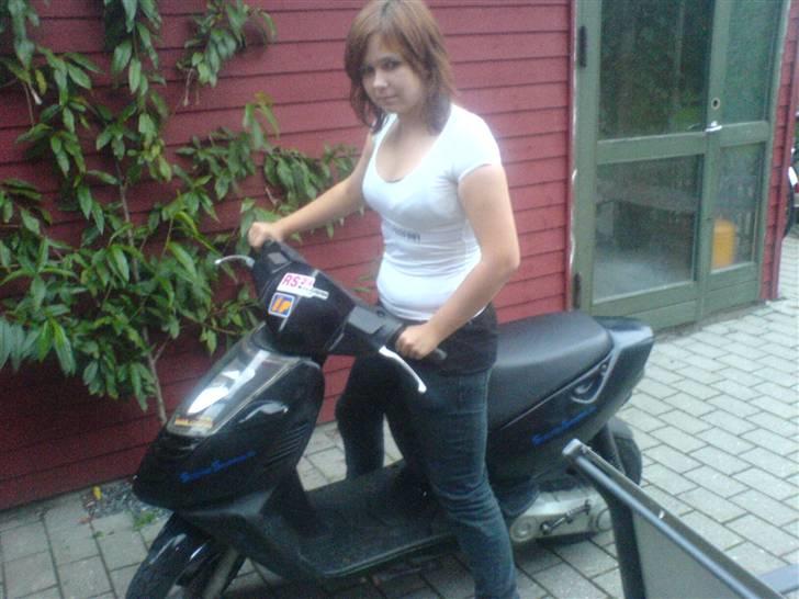 Aprilia Sonic ;P !  Solgt! - Min lillesøster skulle lige prøve at sidde på den ;P billede 6