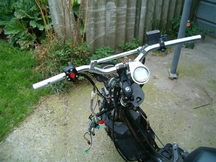 Yamaha jog space Pata negra  - mit bartstyr med digitalt speedometer, der kommer snart stage6 gasgreb billede 9