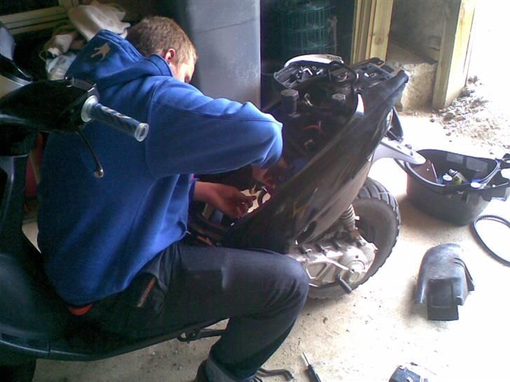 Gilera Stalker (solgt) - igang med at sætte 21mm kabu og indstille billede 2