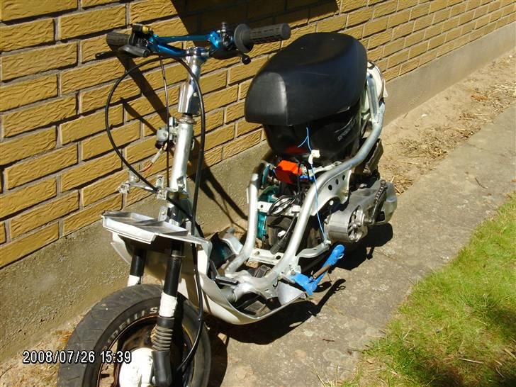 Yamaha Jog as - Putte <3 - Nyt. skjolde bliver sat på, lige inden als-træffet billede 1