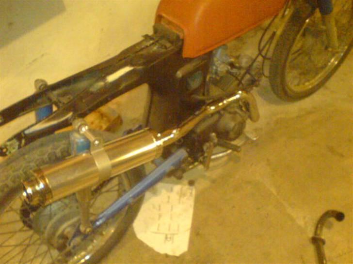Honda cd50 88cc Solgt - der er absolut ingen modstand i udstødningen det er bare et stort rør med dæmper på :D billede 2
