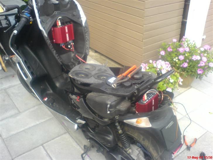 Peugeot Speedfight 2 (MUSIC) - Mens jeg var ved at sætte forstærker nr. 2 i. Det gav en del bedre lyd billede 17