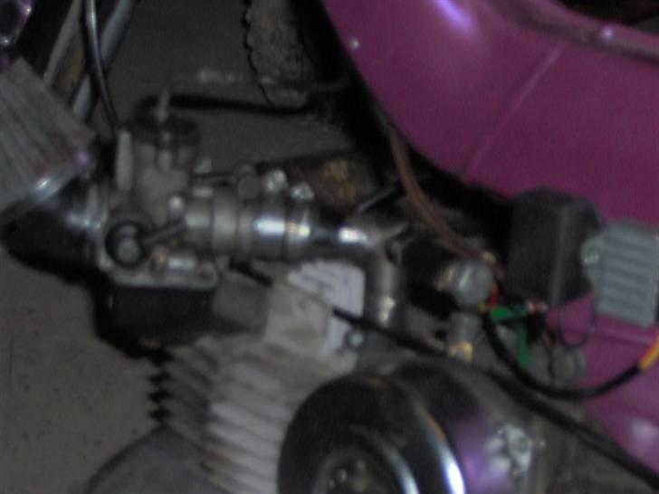 Puch maxi - SOLGT- - her ses min lille 24 mm dellorto karburator på hjemmelavet studs det viker ;-D billede 14