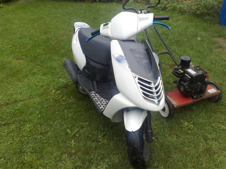 Aprilia sonic gp  solgt - sammen med plæneklipperen billede 8