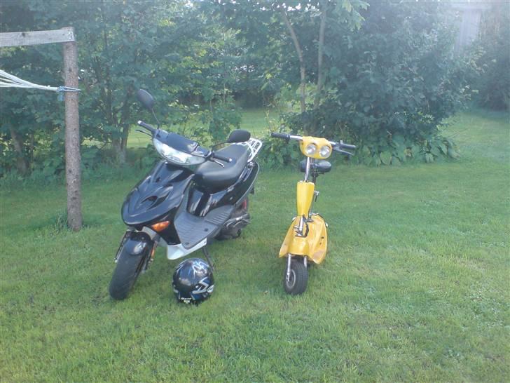 Adly silverfox *SOLGT! 3200kr* - min lillebrors el scooter og min adly billede 6