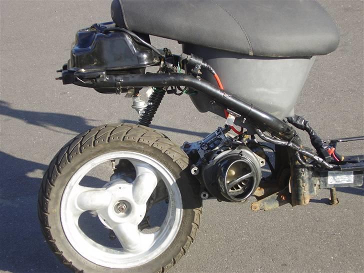 Kymco zx fever solgt - ja som i nok kan se er der pgo hot 50 sædeboks og sæde på hehe. billede 6