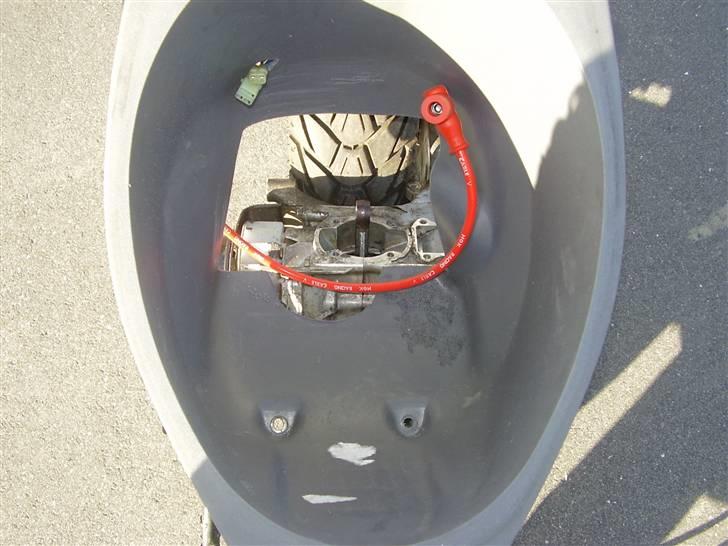 Kymco zx fever solgt - jeg blev sku nød til at skære hul i pgo hot 50 sædeboksen for at cylinderet kan væer der. billede 7