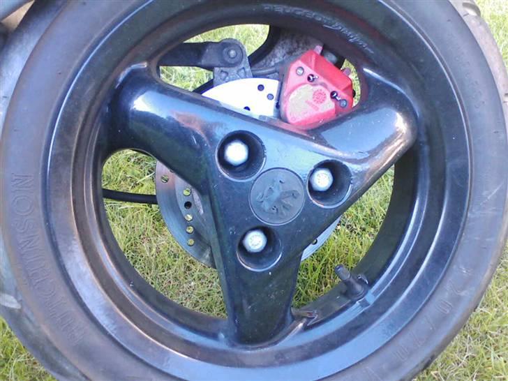 Peugeot Speedfight 2 - . for-fælgen. -Mangler at blive vasket, ved jeg :b. billede 2