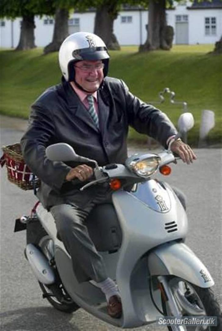 Kymco ZX 50 [SOLGT 21/6-08] - Kun de kongelige er fine nok til kymco ! hahaha :D billede 12