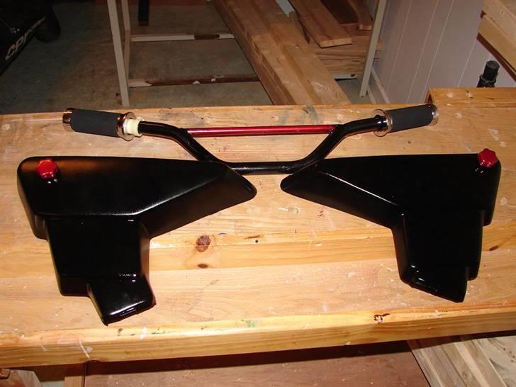 Yamaha FS 1 - De nye skjolde, og styret, sorte med metalicrøde detaljer :D hehe billede 6