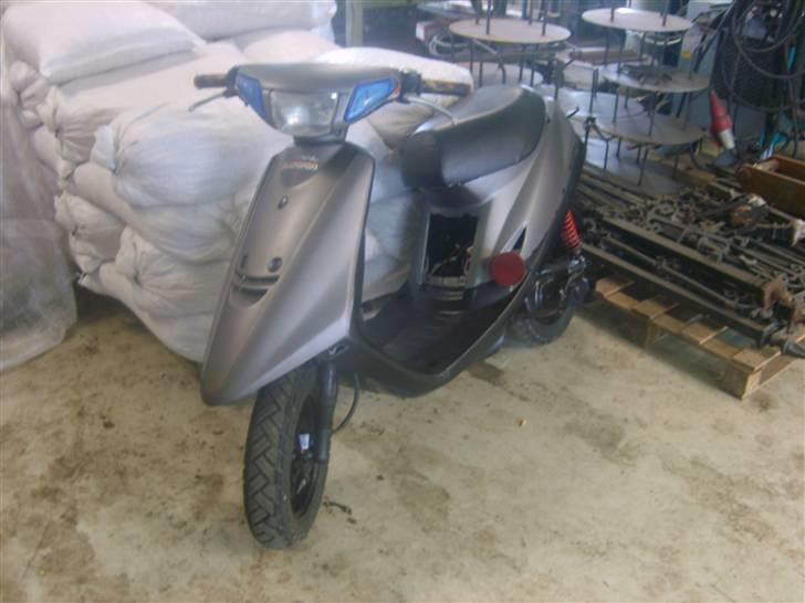 Yamaha jog før - og sådan så den ud efter jeg havde malt motor og skjolde billede 3