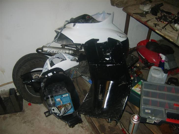 Yamaha jog før - det er alle mine skjolde og ledningsnet og styr der ligger i alt det rod billede 4