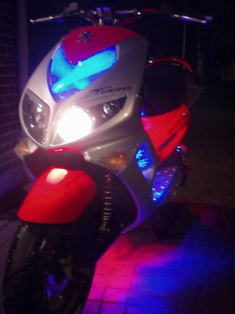 Peugeot Speedfight 2 Furious AC - Her kan man se øjenskyggen + TNT-gitteret som er blevet sat på. billede 8