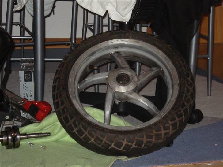 Aprilia SR50 solgt til min bror - bag fælge ved at blive slæbbet ned billede 5