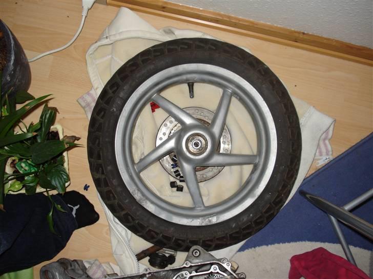 Aprilia SR50 solgt til min bror - for fælge ved at blive slæbet ned og skal lakkeres billede 7