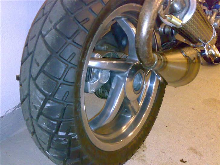 Aprilia Sonic LC DD - Højglanspoleret fælg ? Dårligt lys så man kan desværre ikk se det så godt. billede 6