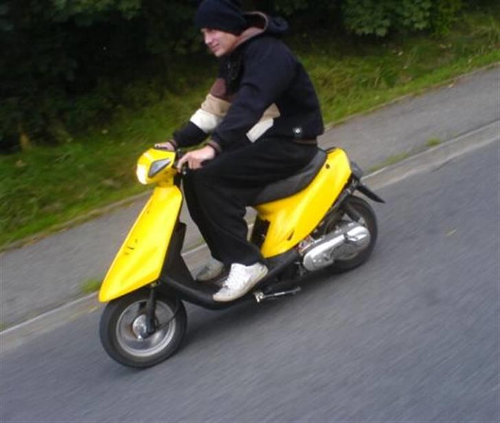 PGO Hot 50 ( solgt  6.800 k ) - Dennis på sin jog :D GANGSTA $$, har ikk prøvet at kører på en bedre scooter, for syg! billede 13