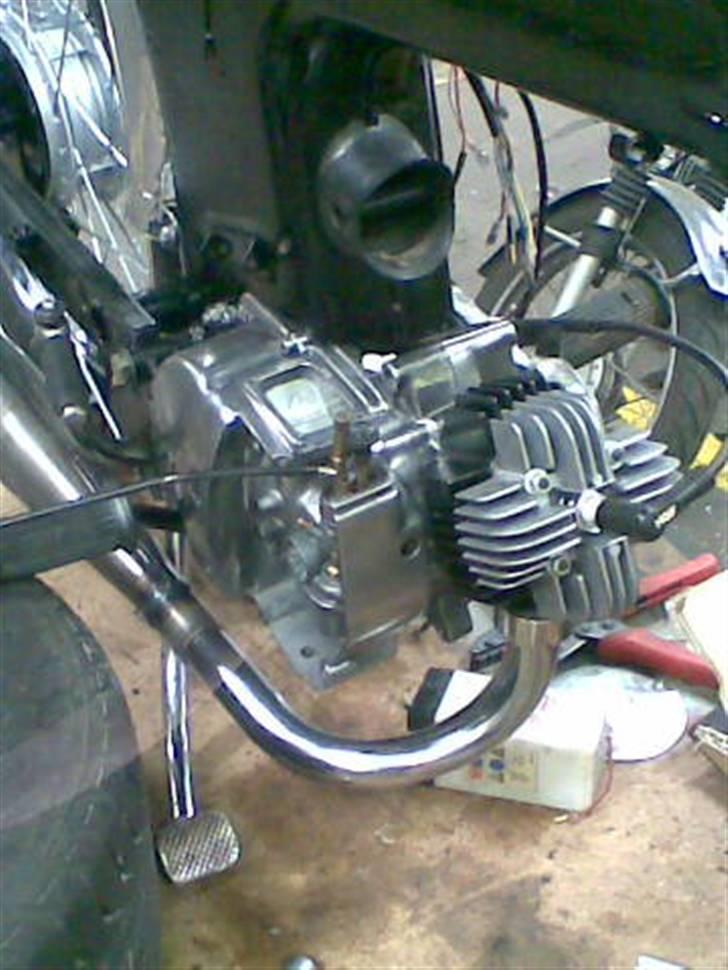 Yamaha DX 4 GEAR totalt renovere - her kan man rigtigt se at motoren er poleret op... og helt nyt 44,5mm tun er monteret d.30-8-07 billede 12