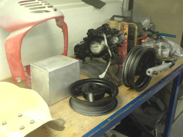 Aprilia Sonic SÐ LC til salg BYD - så er den storset skilt ad :) skjoldene er snart spartlet færdig til lakering ;) billede 18