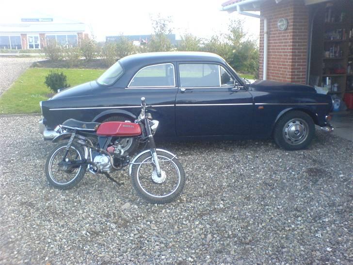 Honda SS50  - honda ss50 og min fars volvo Amazone. bægge fra år. 1969 billede 13