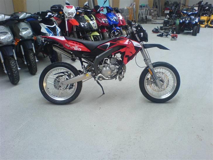 Aprilia sx 50 SOLGT! - Ja sådan holdt den første gang jeg var hos forhandleren. Der blev jeg forelsket :) billede 1