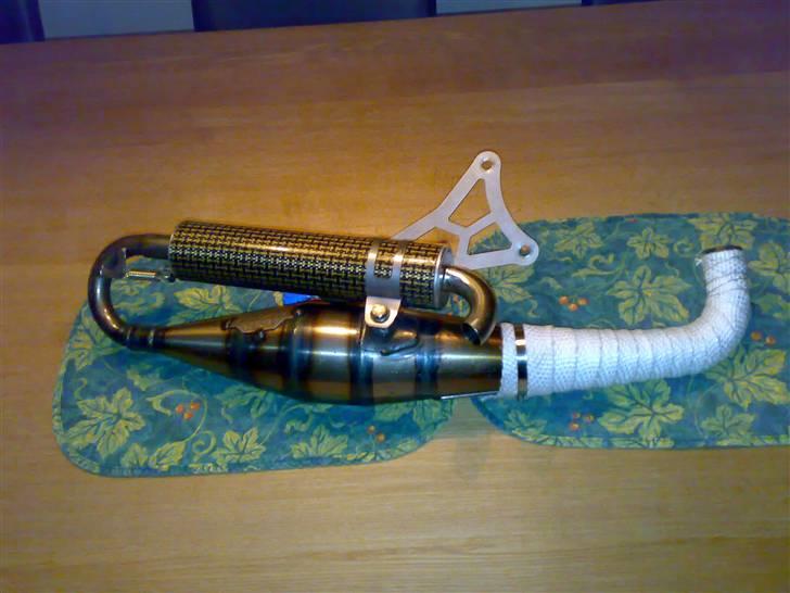 Aprilia Sonic LC DD - så fik udstødningen lige halstørklæde på så den kan holde varmen :P billede 8