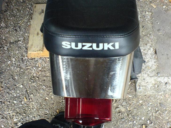 Suzuki Samurai DM50 SOLGT - Mit anderøvs sæde med teksten ´´ Suzuki ´´ billede 16