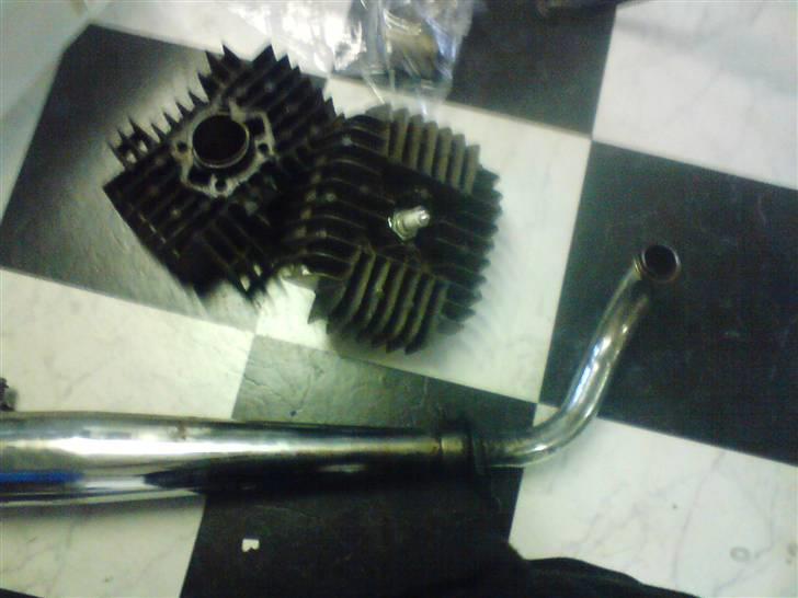 Kreidler RMC electronik - det gamle cylinder topstykke og udstødning. 2,5 hestes billede 3