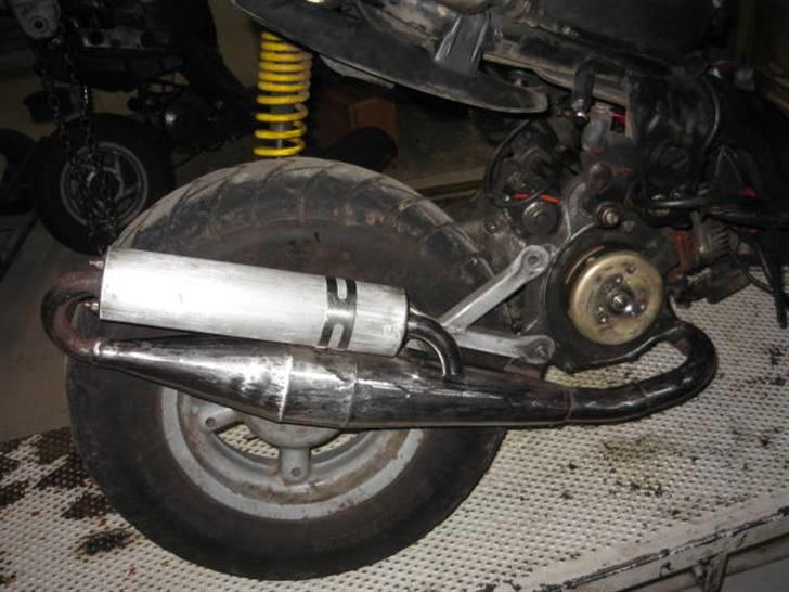 Aprilia Rally (projekt) - lige fået slebet den ned, så den er klar til at blive malet.. Så den ser noget bedre ud, end før .. billede 7