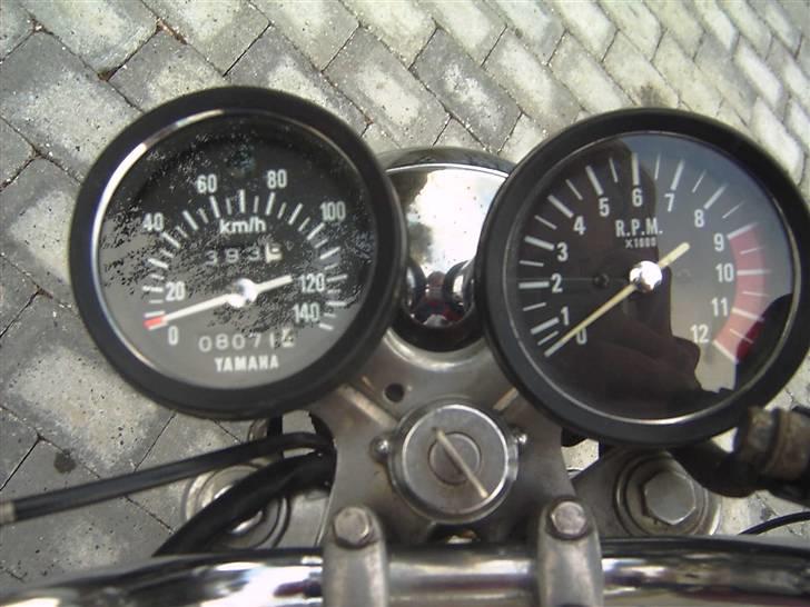 Yamaha fs1 DX SOLGT Langå - man kan som regel ikke regne med odometeret på gamle knallerter men jeg tror ikke at denne dx som jo er utrolig velholdt har fået lov til at køre med defekter som fx speedometer :) så regner med speedo der siger at den har kørt lige lidt over 8000 km billede 12